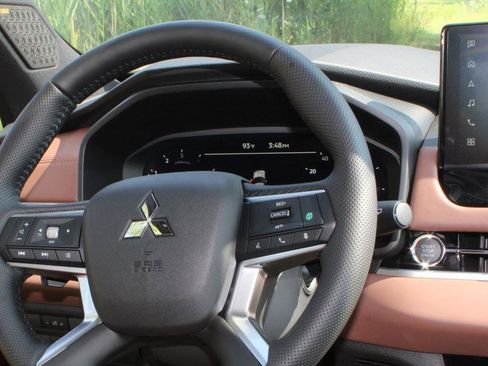 New 2025 Mitsubishi Outlander SEL image 21