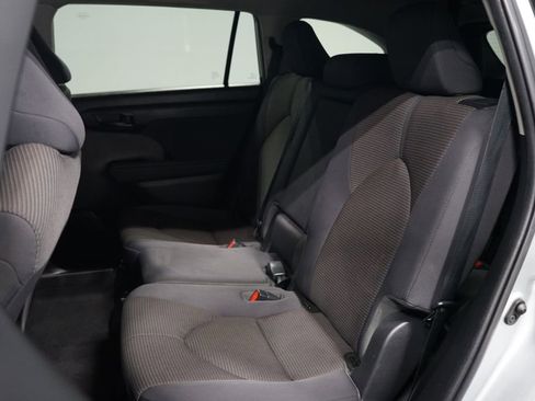 Used 2023 Toyota Highlander LE image 29