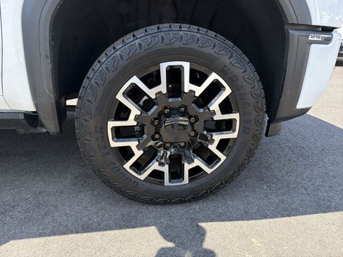 Used 2025 GMC Sierra 2500 AT4 w/ AT4 Premium Plus Package AWD/4WD image 13