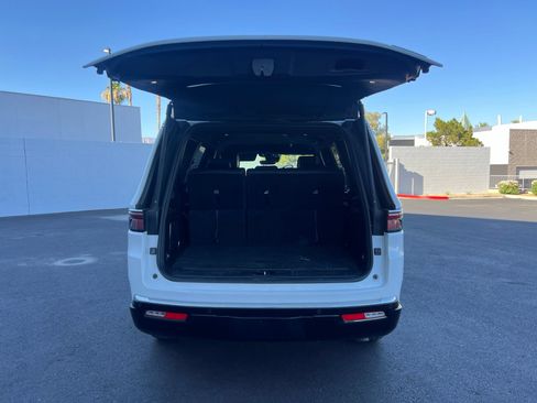 Used 2024 Jeep Wagoneer Series II w/ Flexible Seating Group AWD/4WD image 16
