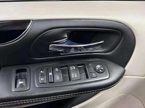 Used 2017 Dodge Grand Caravan SE image 13