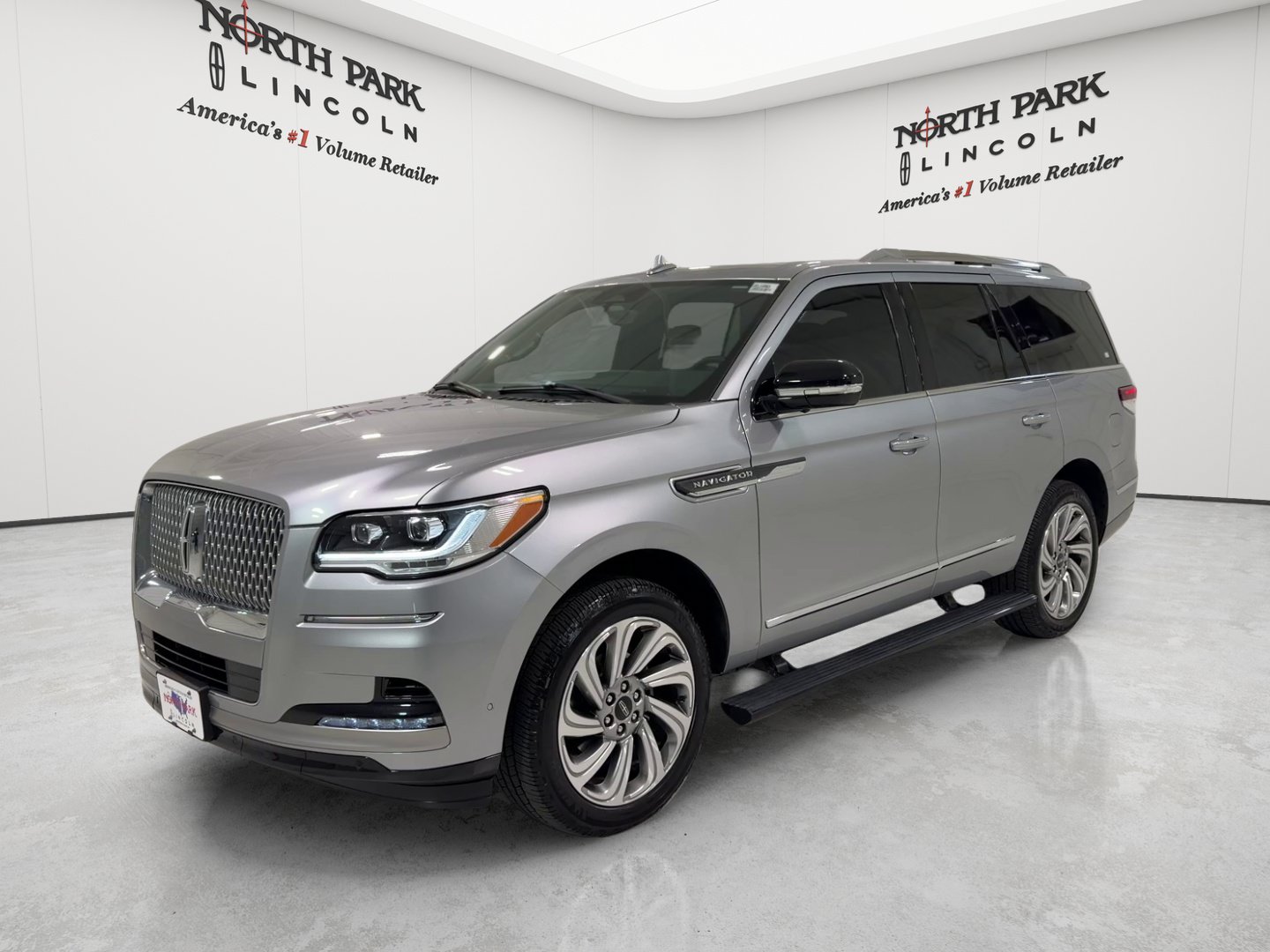 Used 2023 Lincoln Navigator 4WD image 1