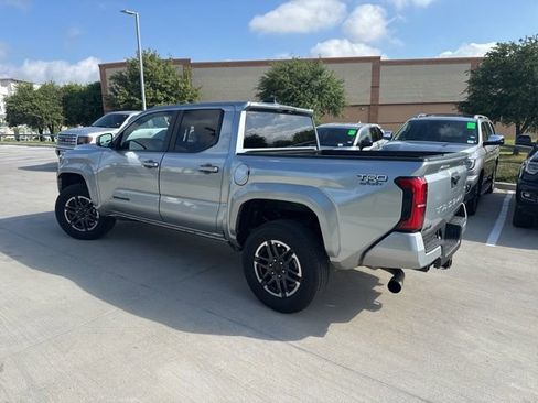 Used 2025 Toyota Tacoma TRD Sport AWD/4WD image 4