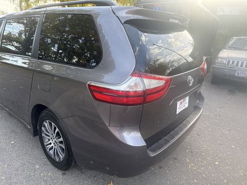 Used 2018 Toyota Sienna XLE Premium image 5