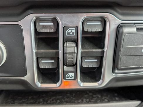 Used 2025 Jeep Wrangler Unlimited Sahara AWD/4WD image 19