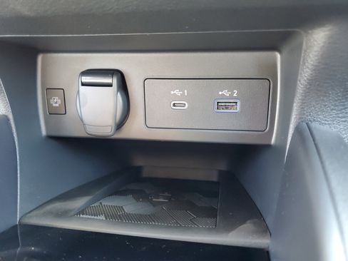 New 2025 Nissan Versa SR w/ Trunk Package FWD image 29