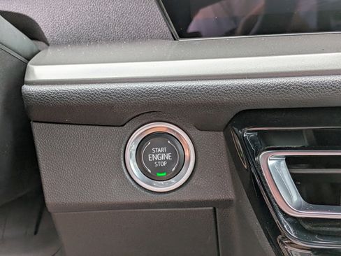 Used 2024 Chevrolet Traverse LT image 30