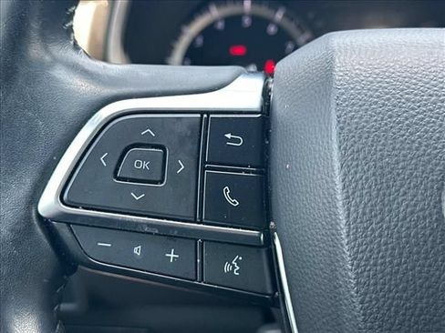 Used 2021 Toyota Highlander XLE FWD image 28