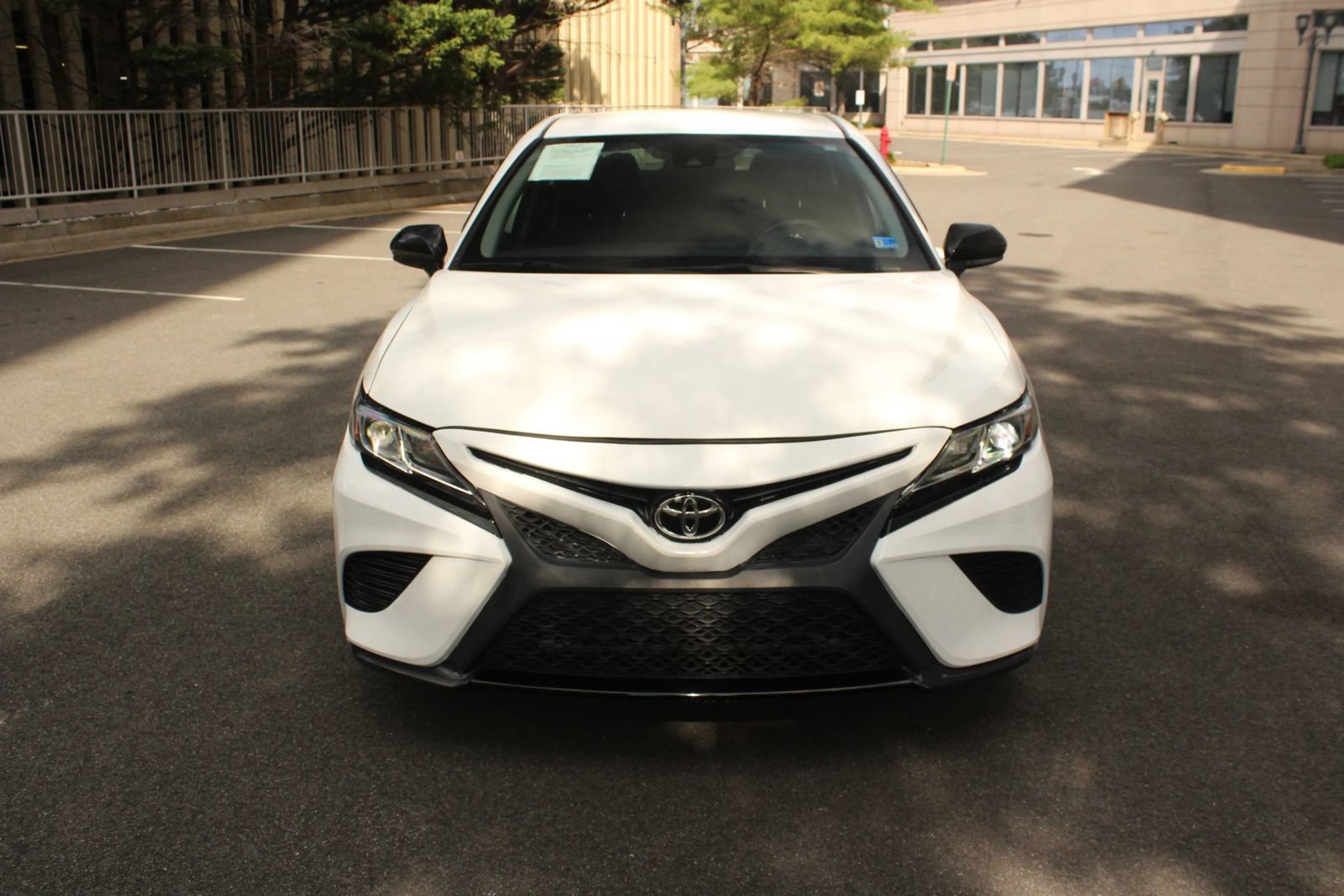 Used 2019 Toyota Camry SE FWD image 3