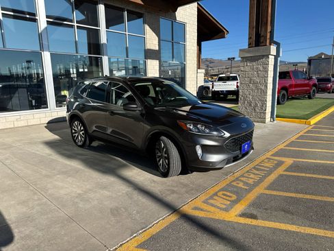 Used 2020 Ford Escape Titanium image 3