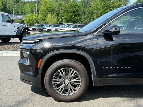 Used 2024 Chevrolet Traverse LT FWD image 11