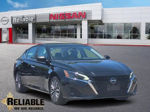 Certified 2025 Nissan Altima 2.5 SV FWD image 1