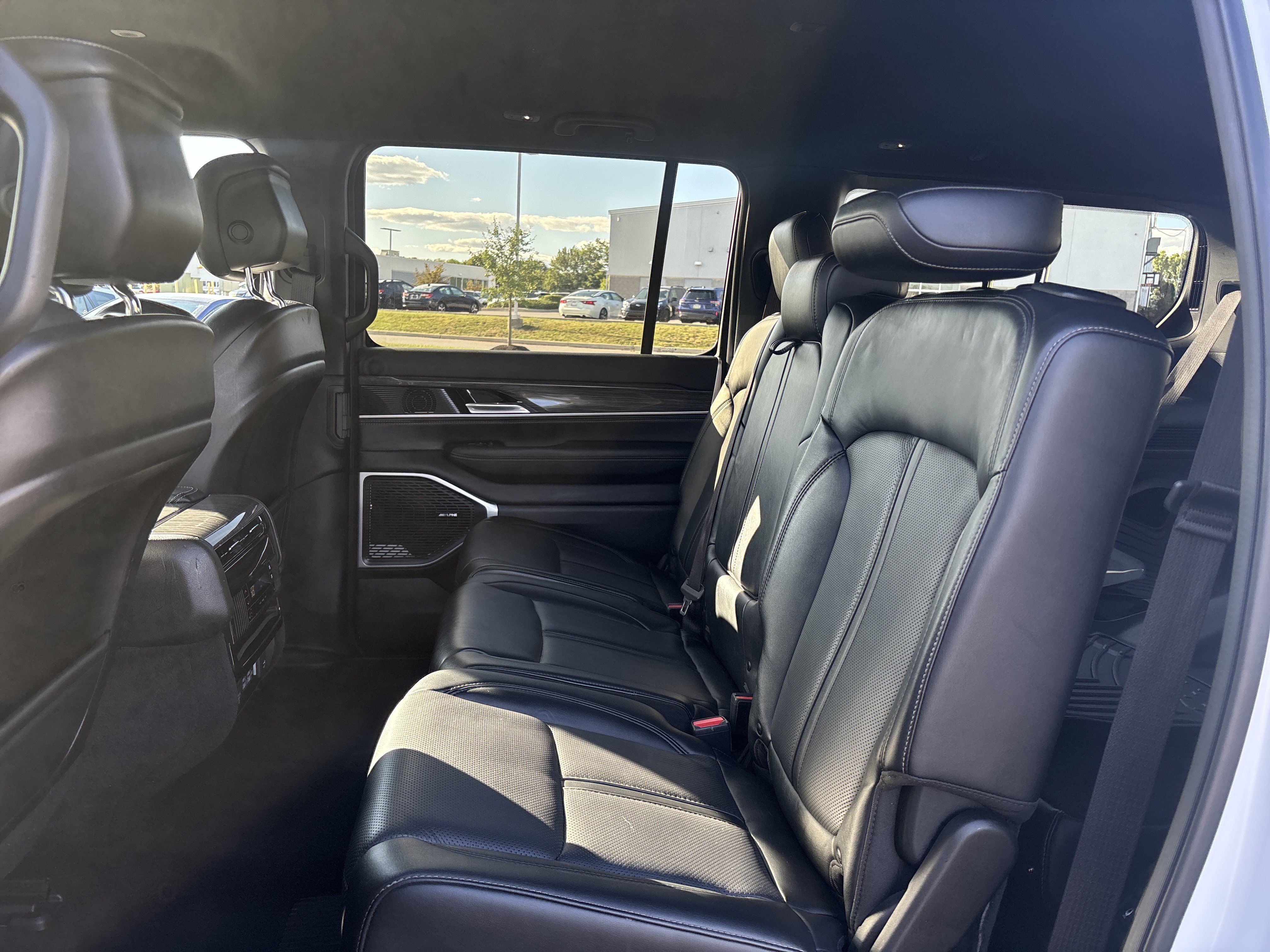 Used 2022 Jeep Wagoneer Series III AWD/4WD image 33