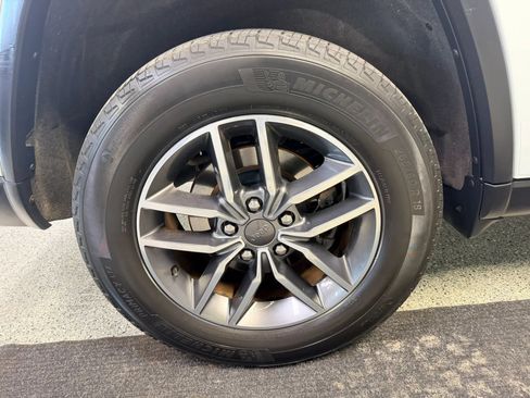 Used 2020 Jeep Grand Cherokee Limited AWD/4WD image 17
