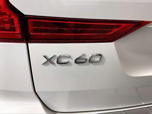 Used 2022 Volvo XC60 B5 R-Design w/ Advanced Package FWD image 7