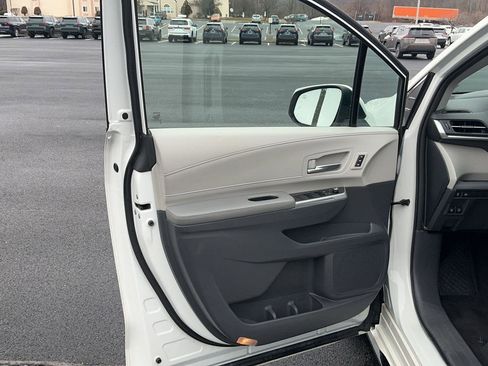 Used 2021 Toyota Sienna Limited image 13