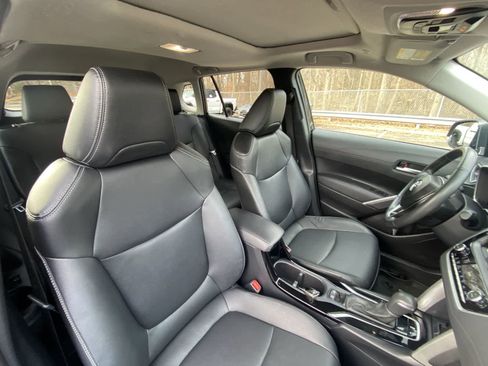 Used 2024 Toyota Corolla Cross XLE image 27