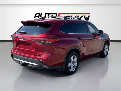 Used 2022 Toyota Highlander XLE image 7
