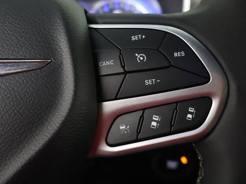 Used 2025 Chrysler Pacifica Select image 43