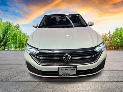 Certified 2024 Volkswagen Jetta SE image 9