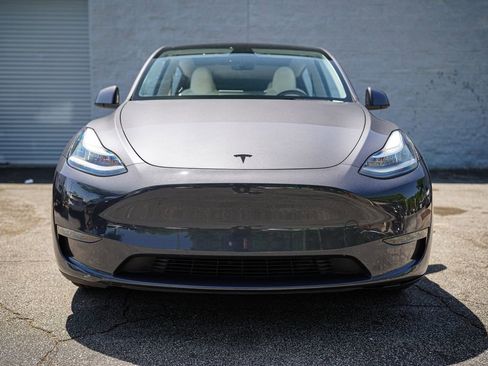 Used 2023 Tesla Model Y Long Range AWD/4WD image 5
