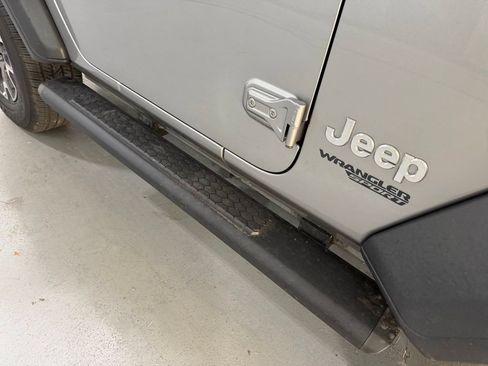 Used 2018 Jeep Wrangler Sport AWD/4WD image 3