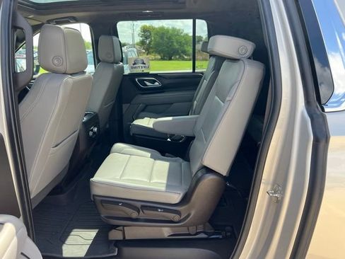 Used 2022 GMC Yukon XL SLT w/ SLT Premium Package AWD/4WD image 12