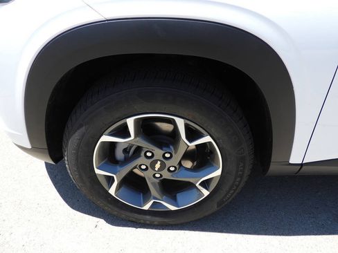 Used 2025 Chevrolet Trax LS w/ LS Convenience Package FWD image 13