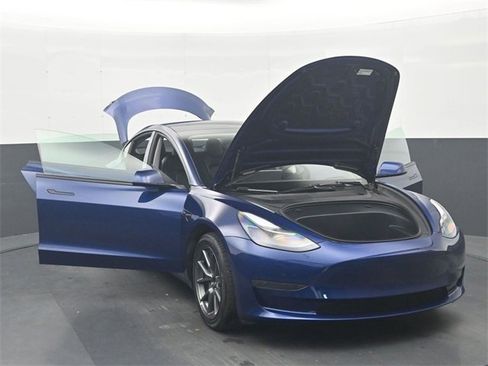 Used 2023 Tesla Model 3 Standard Range image 34