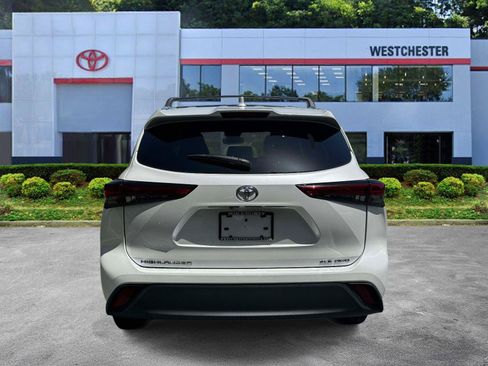 Used 2023 Toyota Highlander XLE AWD/4WD image 6