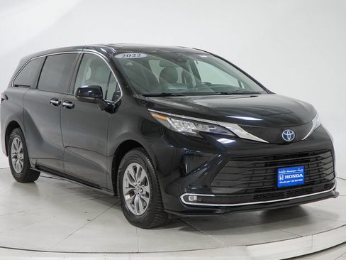 Used 2022 Toyota Sienna XLE AWD/4WD image 18