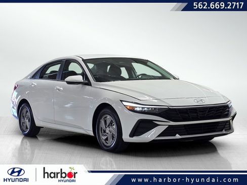 Certified 2025 Hyundai Elantra SE image 1