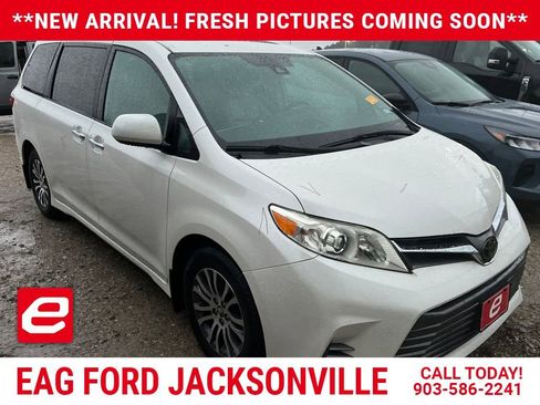 Used 2019 Toyota Sienna XLE image 1