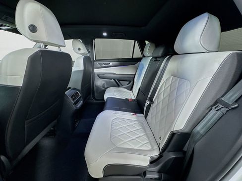 Used 2025 Volkswagen Atlas Cross Sport SEL Premium R-Line image 29