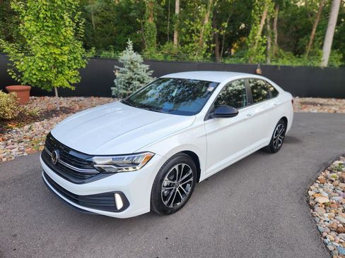 Certified 2024 Volkswagen Jetta Sport image 1