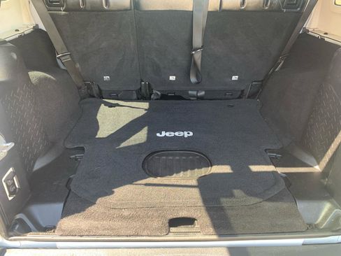Used 2015 Jeep Wrangler Unlimited Sahara AWD/4WD image 17