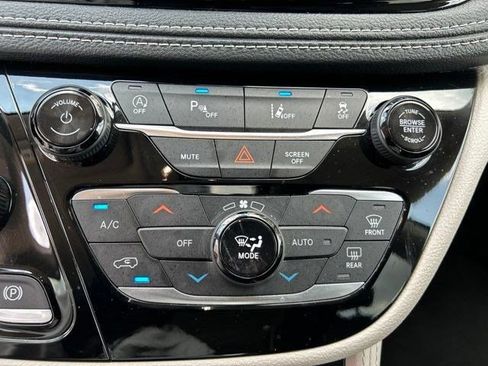 Used 2023 Chrysler Pacifica Limited FWD image 30