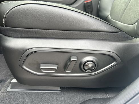 New 2025 Jeep Grand Cherokee Altitude image 18