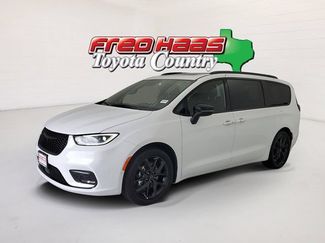 Used 2025 Chrysler Pacifica Limited FWD video 1