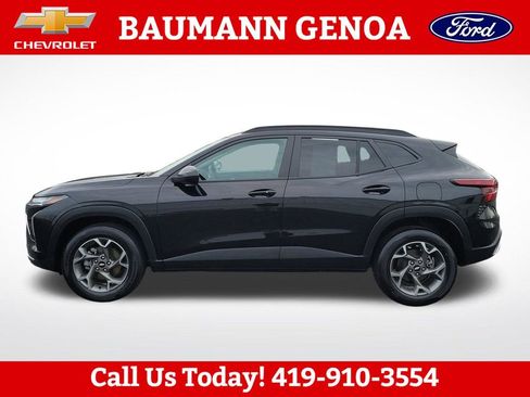 Used 2025 Chevrolet Trax LT w/ LT Convenience Package FWD image 9