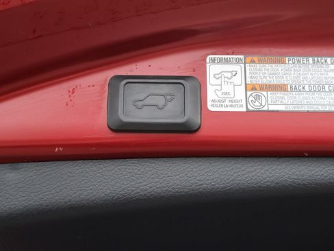 Used 2018 Toyota RAV4 XLE AWD/4WD image 16