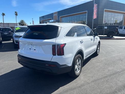 Used 2023 Kia Sorento LX image 5