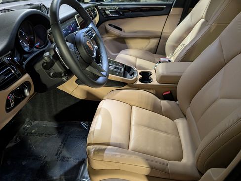 Certified 2025 Porsche Macan image 5