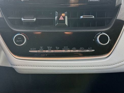 Used 2021 Toyota Corolla SE w/ SE Premium Package image 18