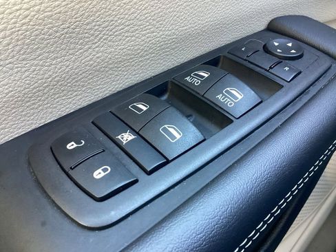 Used 2024 Chrysler Pacifica Touring-L FWD image 30