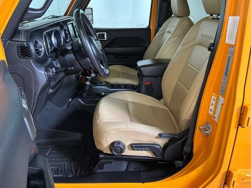 Used 2018 Jeep Wrangler Unlimited Sahara w/ Uconnect 4C Nav & Sound Group AWD/4WD image 15