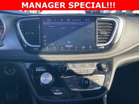 Used 2025 Chrysler Pacifica Limited image 28