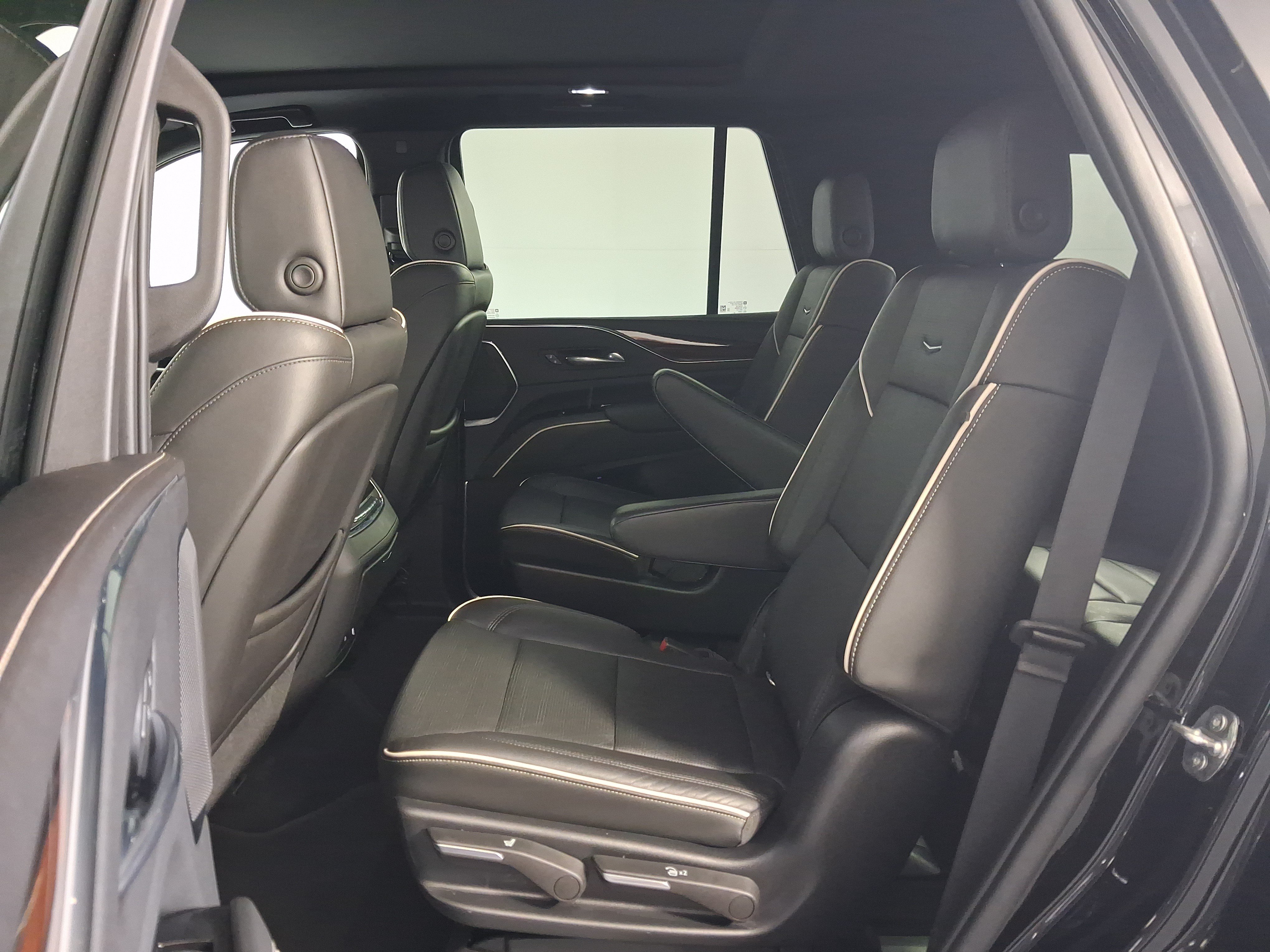 Used 2022 Cadillac Escalade Premium Luxury AWD/4WD image 32