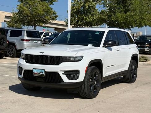 Used 2023 Jeep Grand Cherokee Altitude RWD image 10