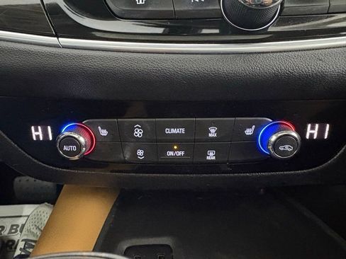 Used 2018 Buick Enclave Essence image 27